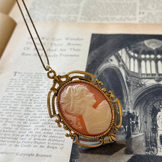 قلادة كاميو