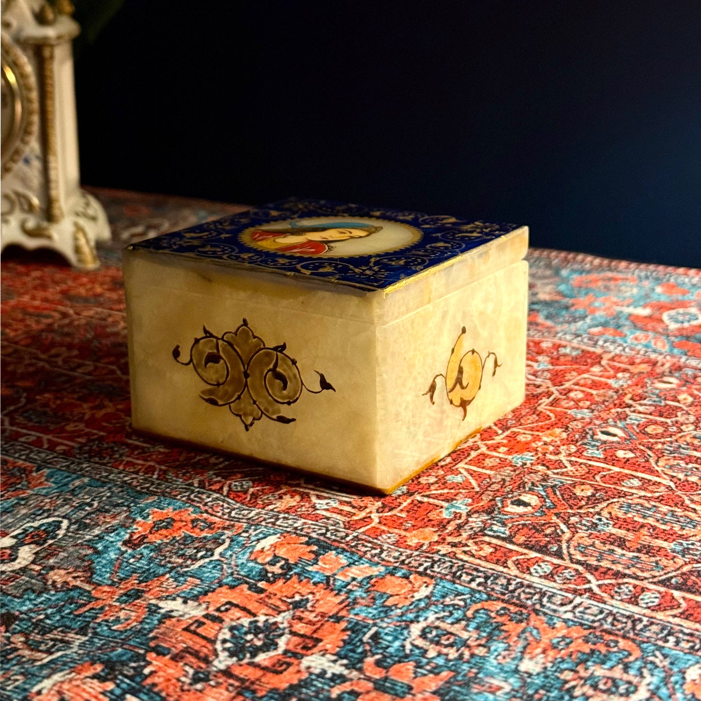 علبة ايرانية من المرمر