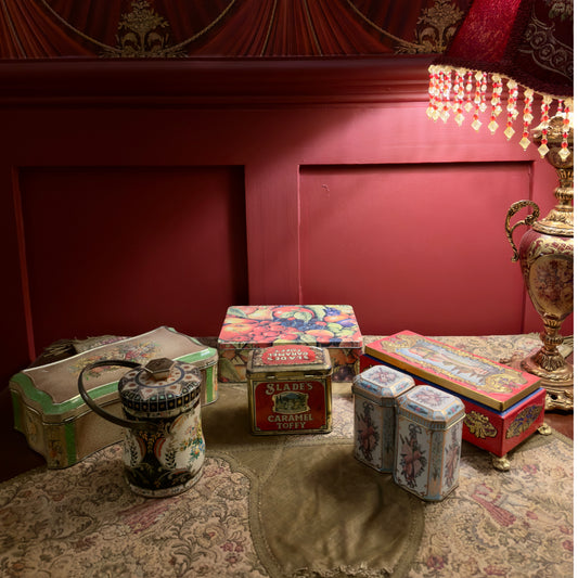 مجموعة علب معدنية