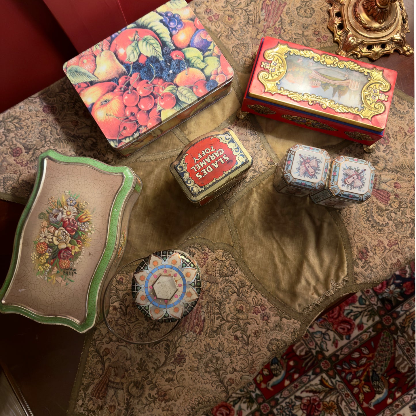 مجموعة علب معدنية
