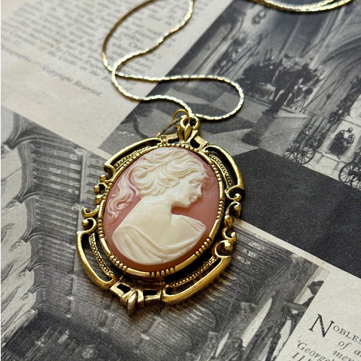 قلادة كاميو