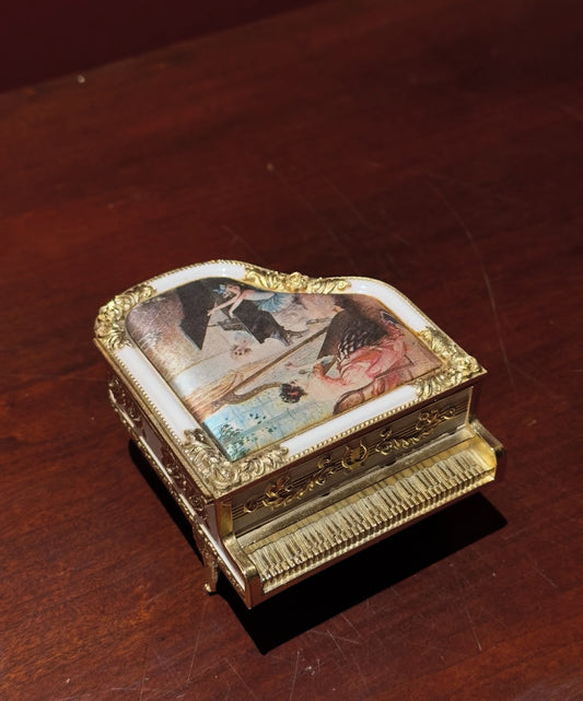 صندوق موسيقي شكل بيانو