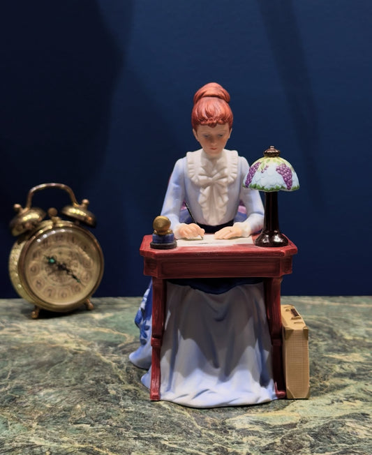 مجسم سيدة Avon