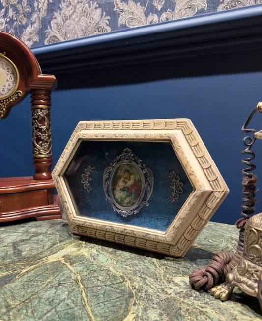 لوحة بخلفية مخملية