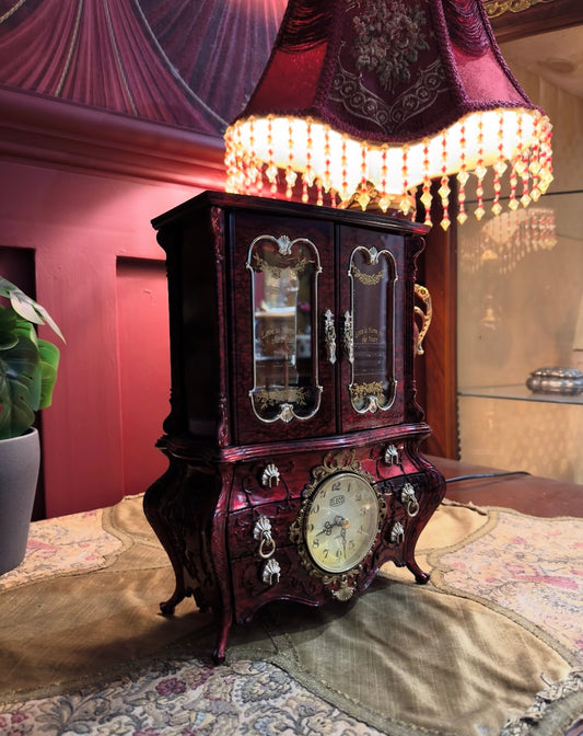 صندوق موسيقي بشكل خزانة