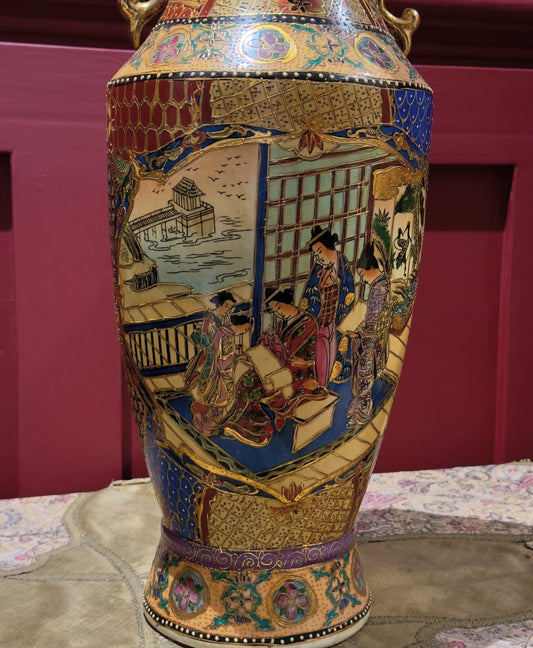 فازة صينية بنقوش تراثية