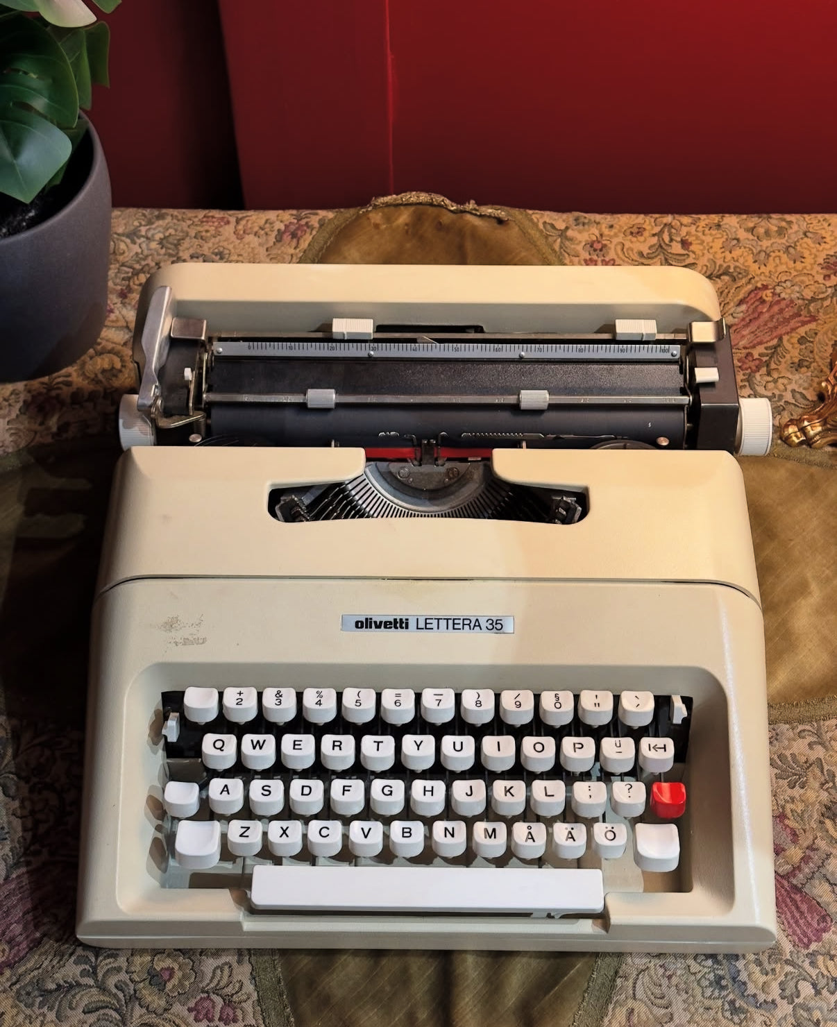 الة كاتبة olivetti