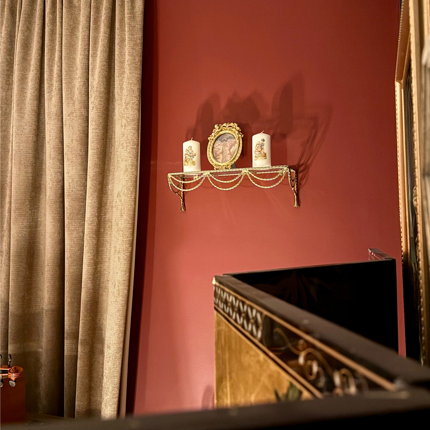 رف نحاس فنتج