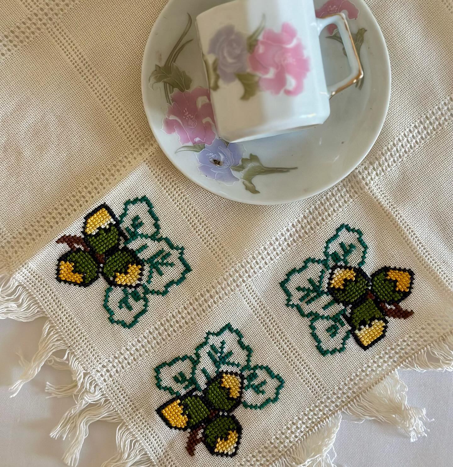 طقم مفارش صغيرة مطرزة
