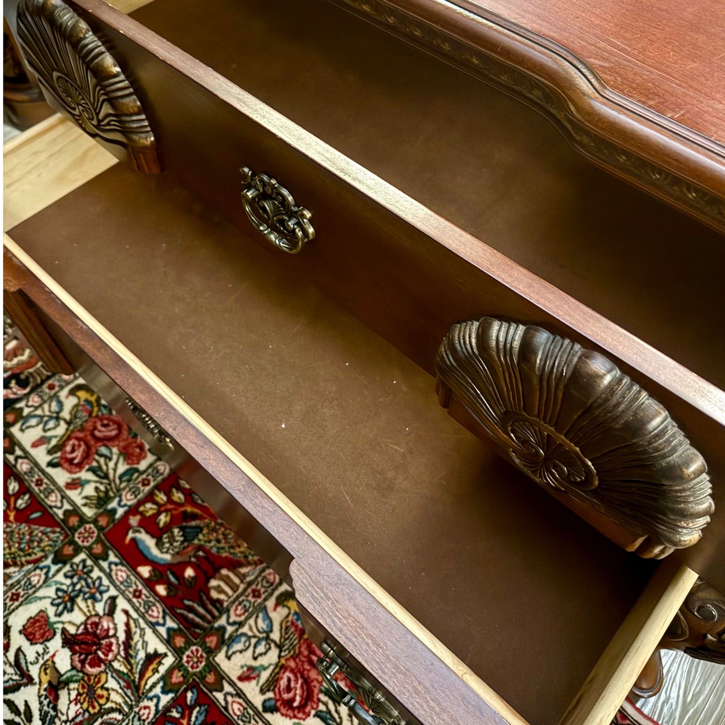 كونسول خشبي كبير