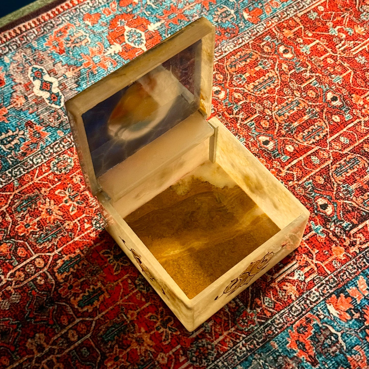 علبة ايرانية من المرمر