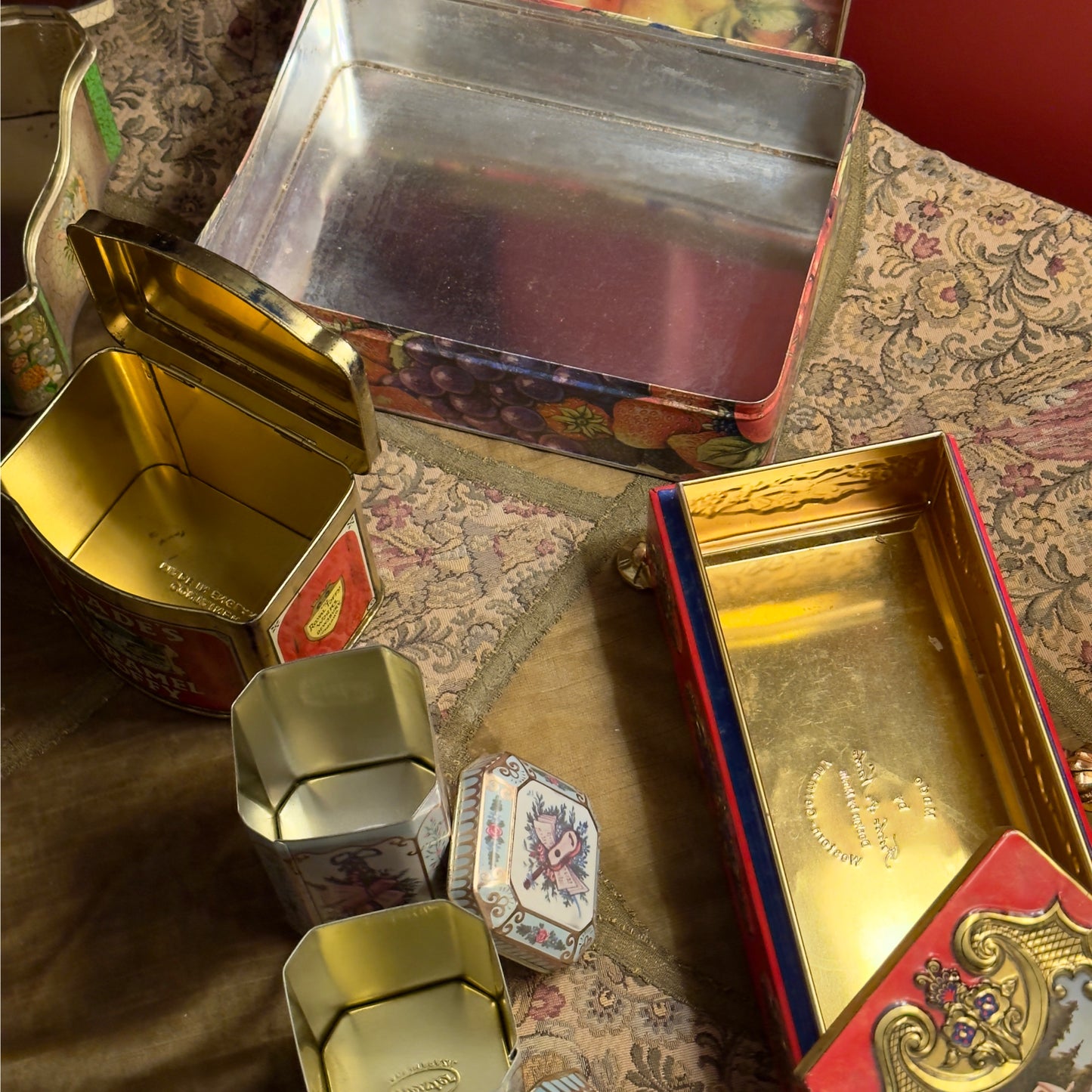 مجموعة علب معدنية