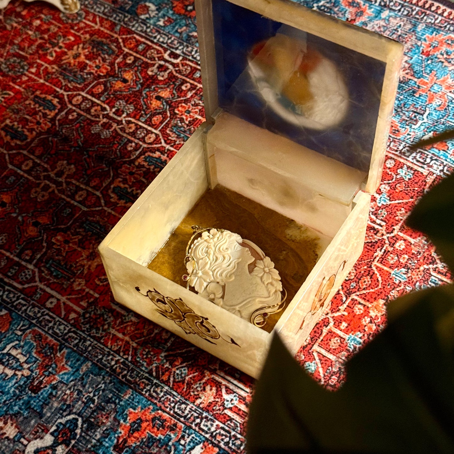 علبة ايرانية من المرمر