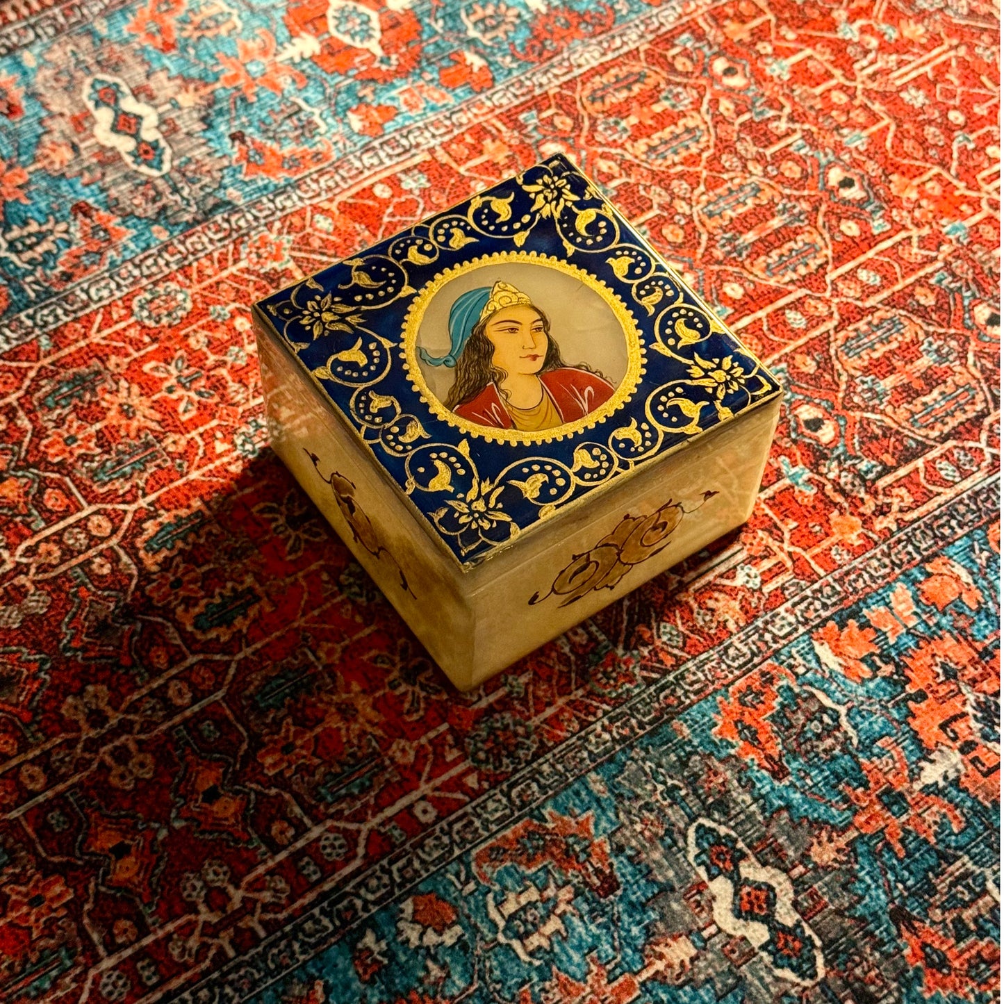 علبة ايرانية من المرمر