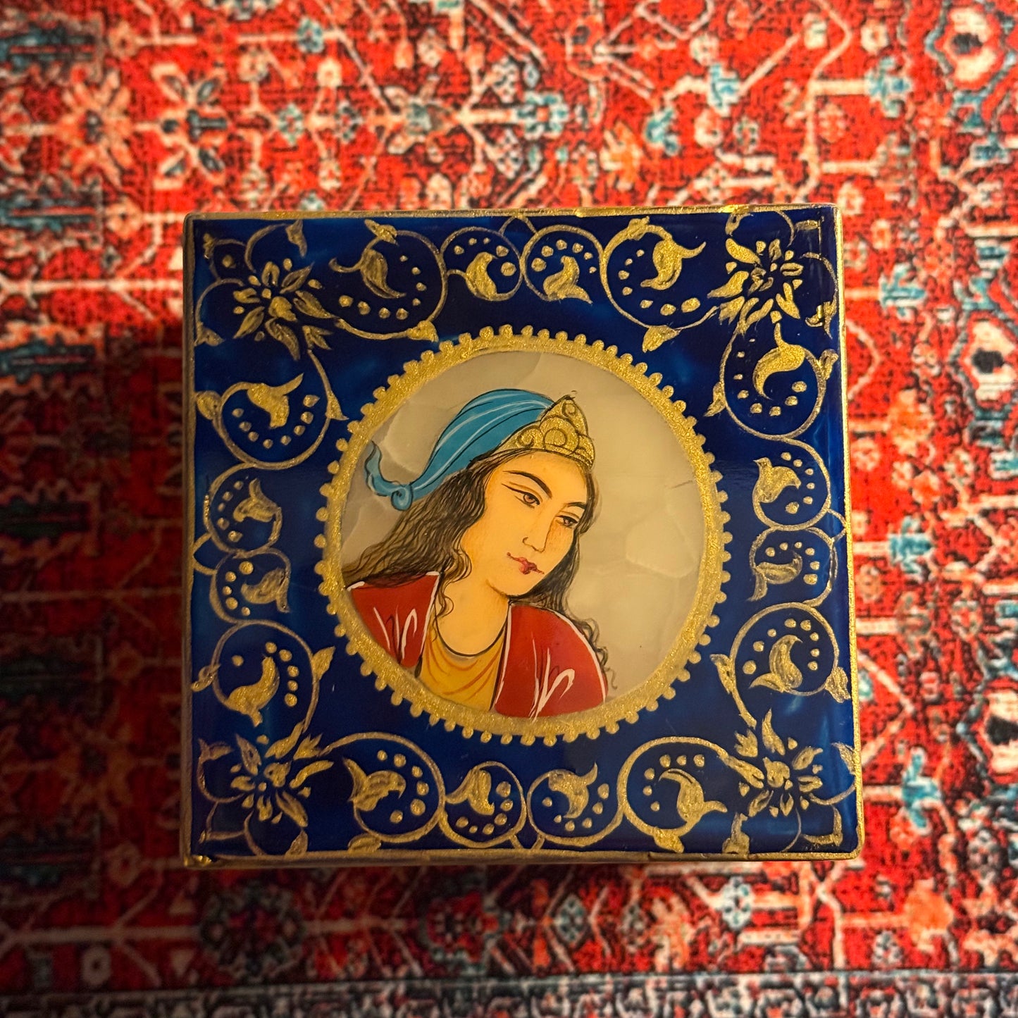 علبة ايرانية من المرمر