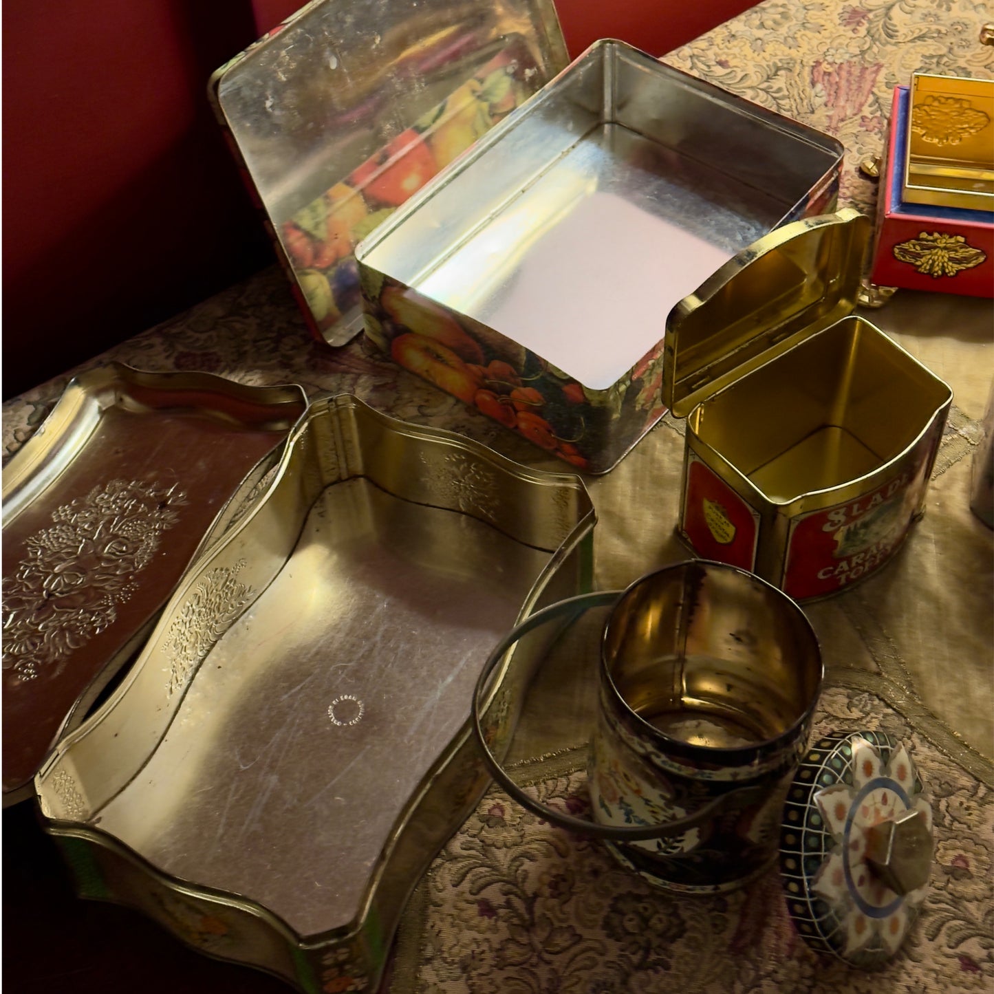 مجموعة علب معدنية