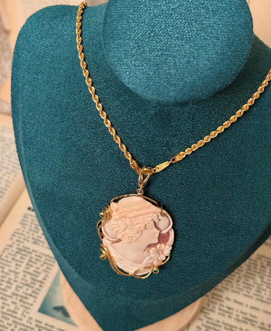 قلادة Cameo
