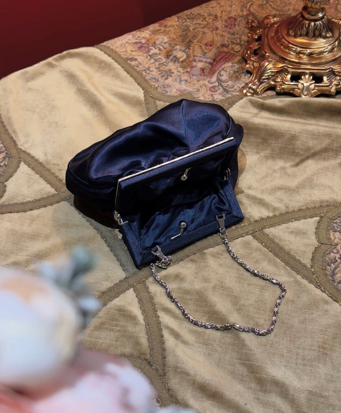 شنطة نسائية ساتان