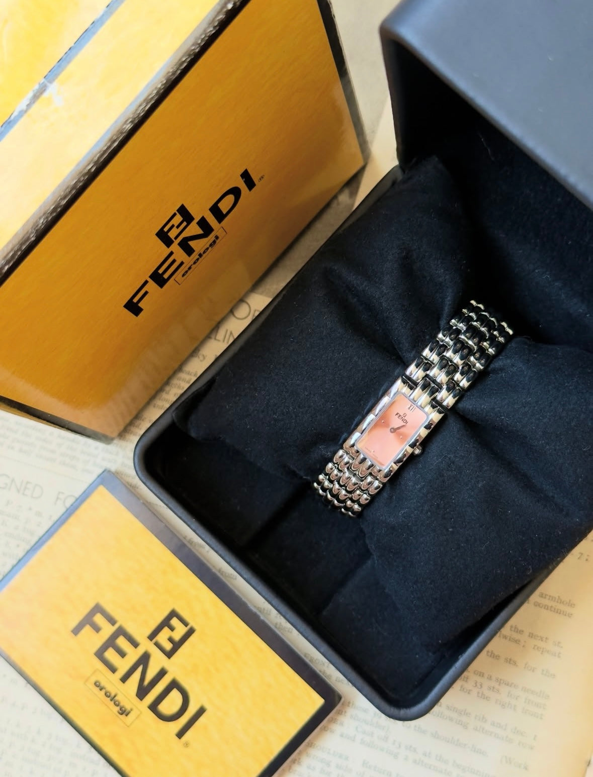 ساعة نسائية فنتج Fendi