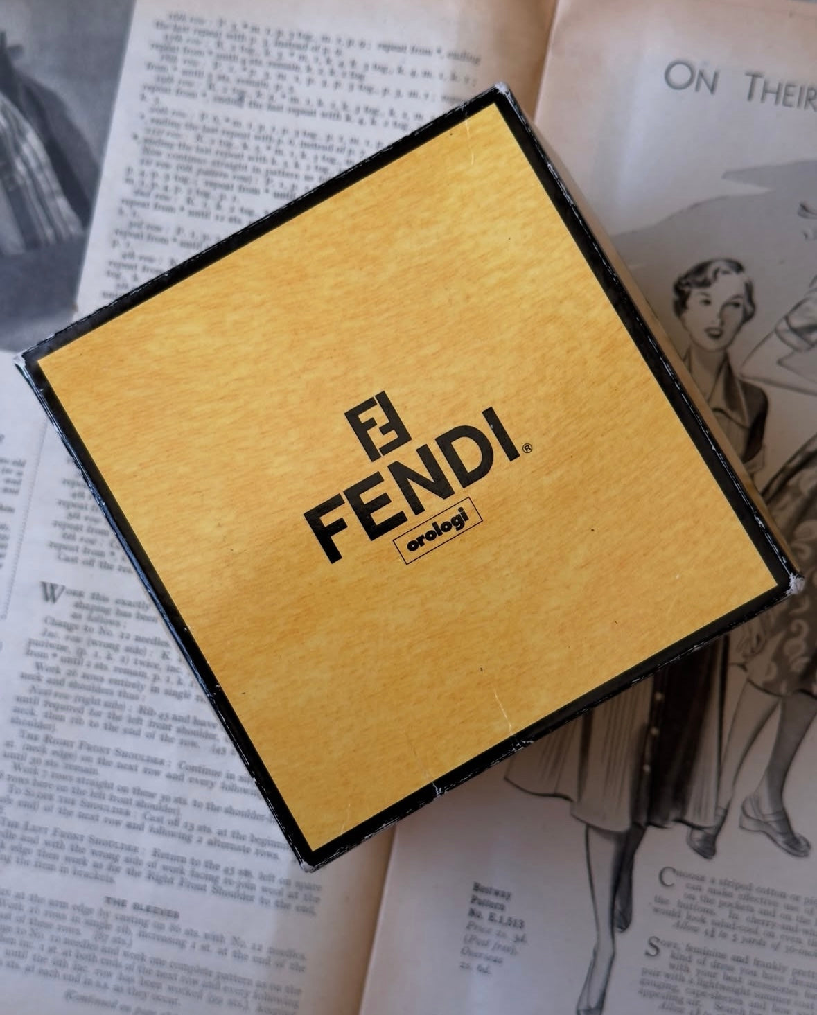 ساعة نسائية فنتج Fendi