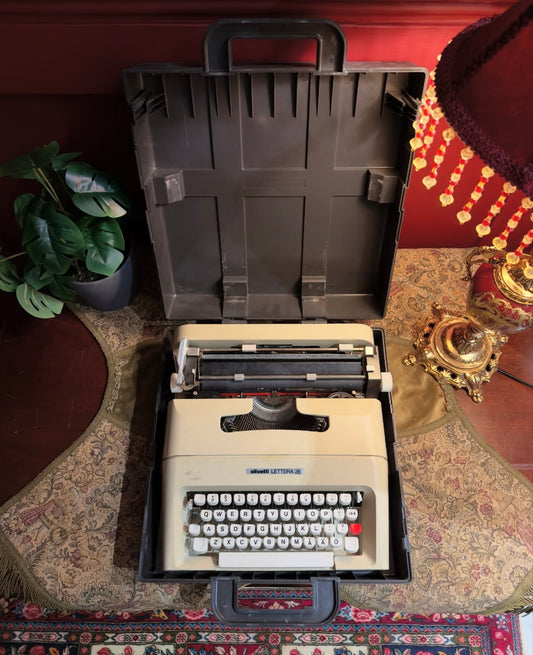 الة كاتبة olivetti