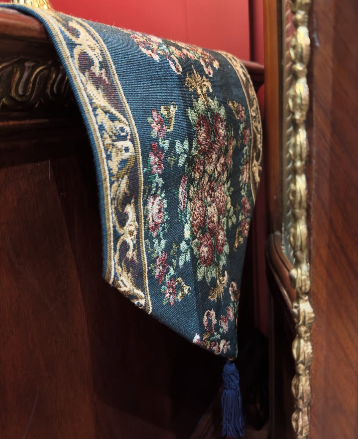 مفرش طاولة tapestry